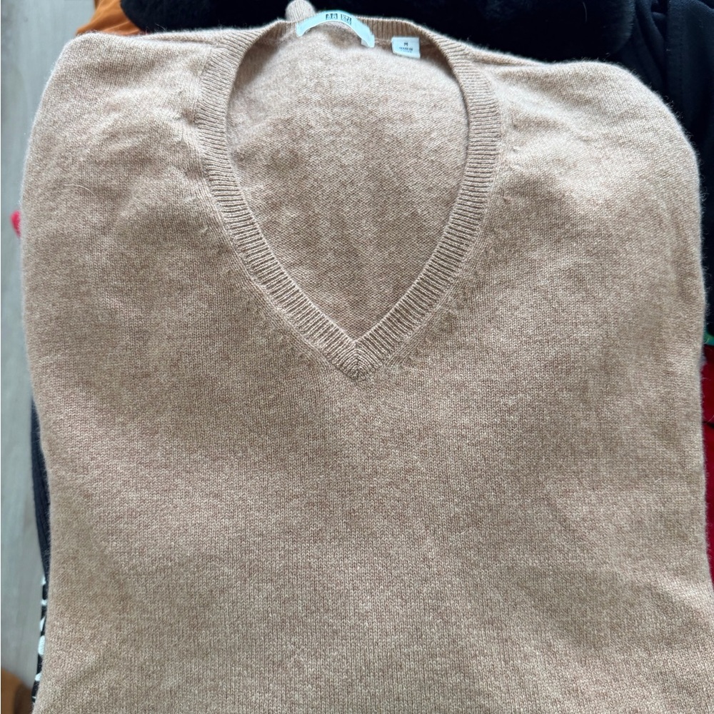 Uniqlo Men's V-Neck Brown cashmere Sweater - Picture 4 of 4